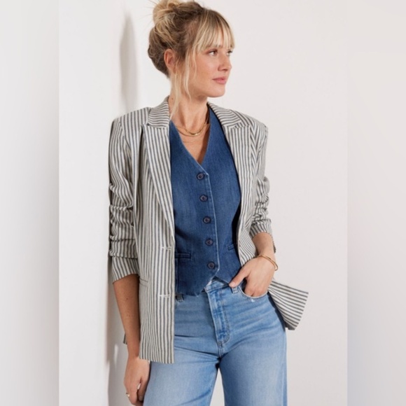 Evereve Jackets & Blazers - EVEREVE Thea Blazer linen Blend Navy Stripe S